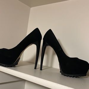 Bebe heels size 6 curved heel black Whitney pumps